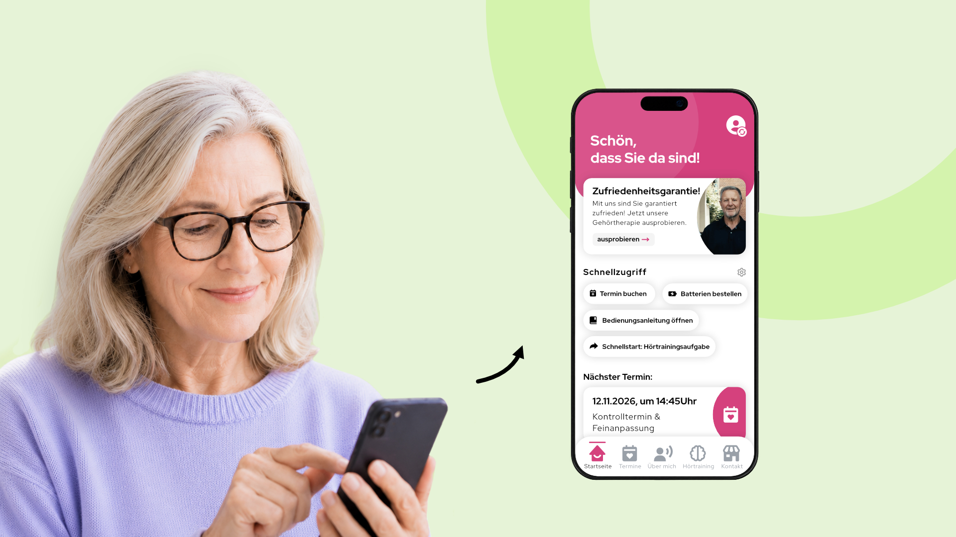 Kundin mit Smartphone, auf dem die Dora App im individuellen Markenauftritt des Fachgeschäfts angezeigt wird